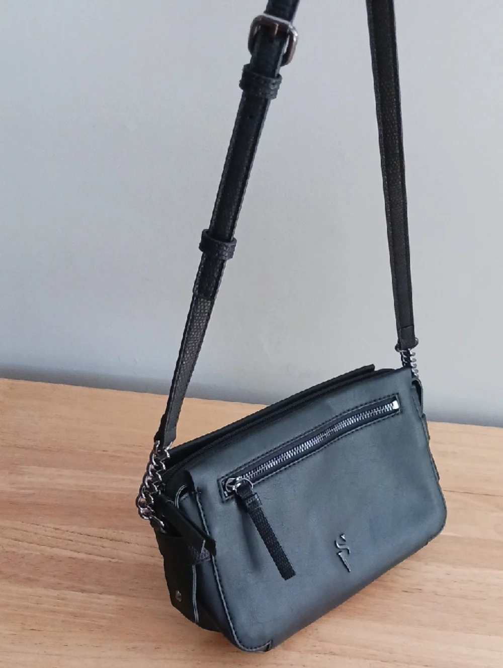Simply Vera Black Sintra Crossbody Bag